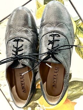 Silver Snakeskin Lace Up Oxford Dress Shoes Size 38 Pre Owned/ Great Condition